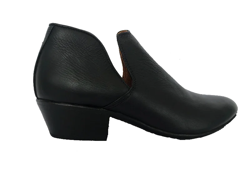 Black Leather Vaquera